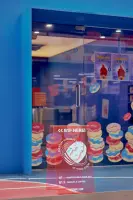 팝아트 도넛 그래픽 베이커리 카페 외관